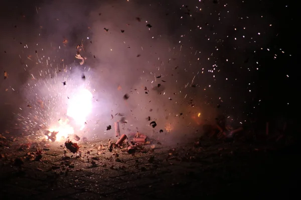 Biscoitos Chineses Barulhentos Uma Fileira Estão Explodindo Durante Véspera Ano — Fotografia de Stock