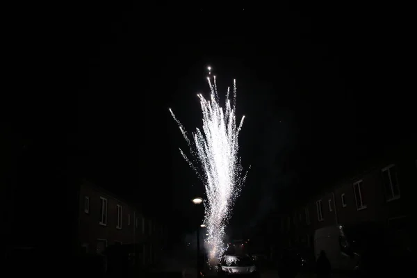 在荷兰的 Nieuwerkerk Aan Ijssel 在新年前夜 有几种颜色的烟花在天空中爆炸 — 图库照片