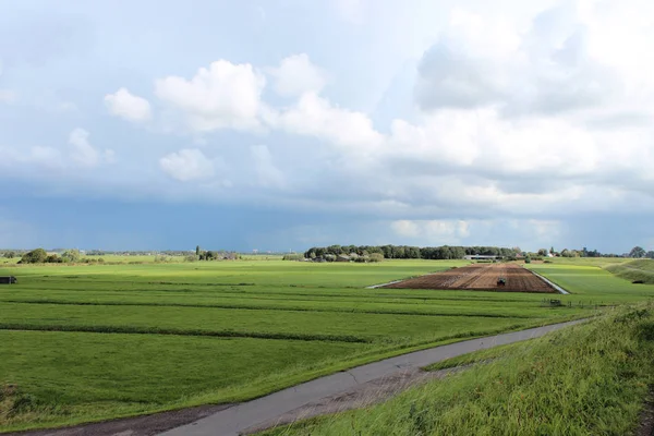 Velden Weiden Langs Dijk Rivier Van Hollandsche Ijssel Met Blauwe — Stockfoto