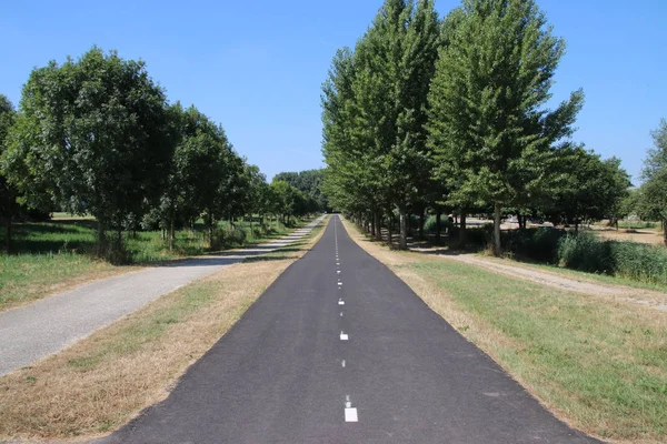 Straight cycle lane for bicycles at the Zevenhuizerplas in Oud Verlaat in the Netherlands.