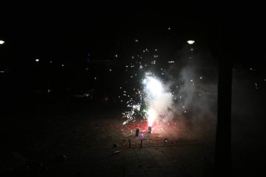 Yeni yıl arifesinde Nieuwerkerk aan den Ijssel Hollanda sırasında havai fişek explosing