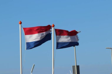 Hollanda Scheveningen adlı bir fırtınada sallayarak iki bayrak