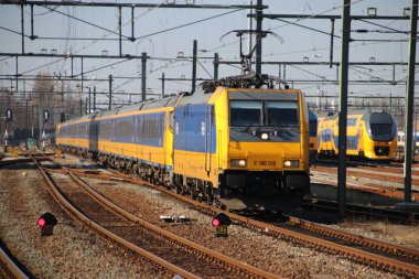 Lokomotif, şehirlerarası doğrudan Hollanda Rotterdam Merkez İstasyonu platformu boyunca gelen Bombardier tarafından