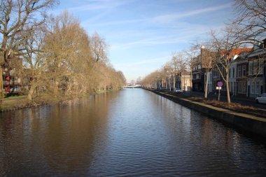 Fluwelensingel kanal ve olmadan bir ağlayan söğüt ile kışın yaprakları Gouda, Hollanda