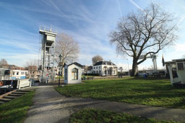 Mallegatsluis bağlanan nehir Hollandsche IJssel ve eski liman Gouda Hollanda yıkamak