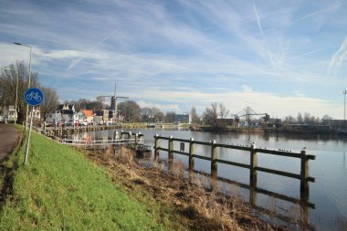 Oude Veerstal nehir Hollandsche IJssel 't Gouda, Hollanda yuvası yel değirmeni ile iskele boyunca