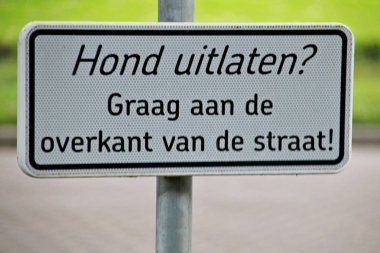 Sokakta Nieuwerkerk aan den Ijssel Hollanda sokakta diğer tarafında köpek salmak soran imzalamak