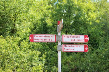 Zuidplas, Neterlands çeşitli köylerde bisikletçi için kırmızı beyaz yön işaretleri