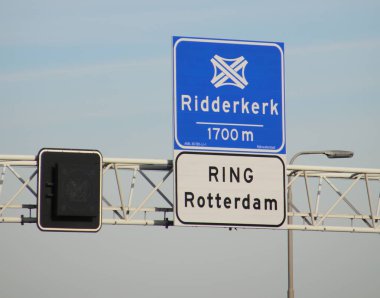 Yüzük Rotterdam Hollanda başladığı A16 otoyolu Ridderkerk geçiş için mavi ve beyaz yön işareti