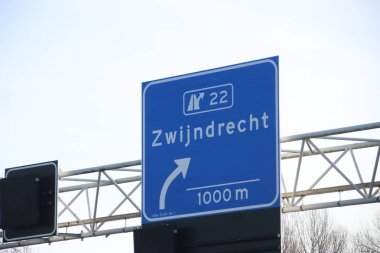 mavi ve beyaz yön işareti kavşak 22 Zwijndrecht Hollanda A16 otoyolu