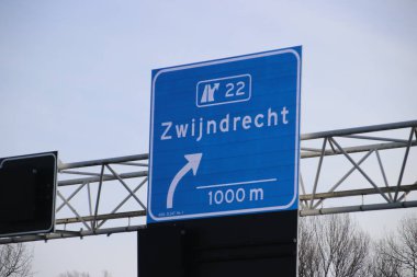 mavi ve beyaz yön işareti kavşak 22 Zwijndrecht Hollanda A16 otoyolu