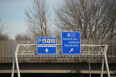 mavi ve beyaz yön işareti kavşak 23 Zwijndrecht ve Hendrik-Ido-Ambacht Hollanda A16 otoyolu