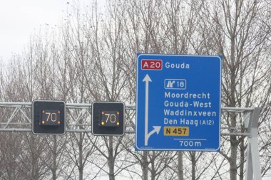 dinamik hızı yanıp sönen turuncu ışığı imzalar ve otoyolda A20 Moordrecht, zorunlu hız gösterir 