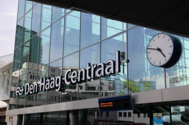 Hollanda Centraal station Den haag babylon tarafında açık.