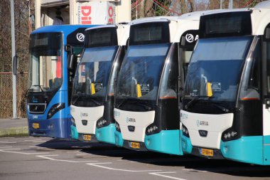 Arriva şehir Gouda Hollanda bölgesel otobüsler için park yeri