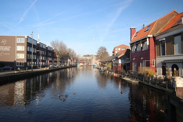네덜란드에서 도시의 센터에서 Guldenbrug와 Turfsingel — 스톡 사진