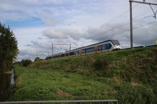파란색 노란색 Slt 단거리 철도에서 추적할 안에서 네덜란드 덴에이 — 스톡 사진