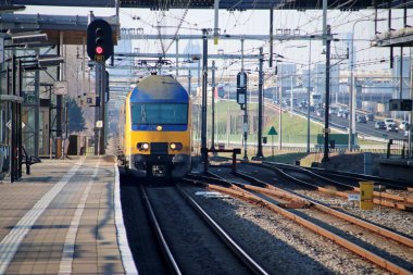 Şehirlerarası türü Ddz Çift katlı, tren yolu tren istasyonunda Den Haag Ypenburg Lahey Hollanda