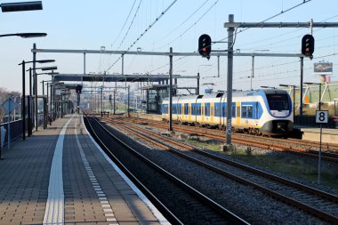 SLT sprinter tren yolda tren istasyonunda Den Haag Ypenburg Lahey Hollanda