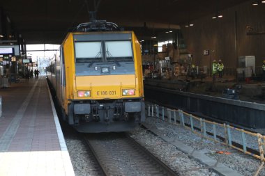 Lokomotif, şehirlerarası doğrudan Hollanda Rotterdam Merkez İstasyonu platformu boyunca gelen Bombardier tarafından