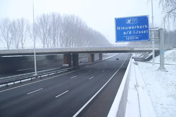 Cordlandt Aquaduct ジャンクション ニーウェルケルク アンデナイセル オランダで雪の中に高速道路 A20 — ストック写真