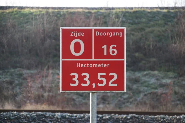 Zwijndrecht 消防员 医护人员和警察的标志是在哪里和从哪个入口进入繁忙的铁轨 — 图库照片