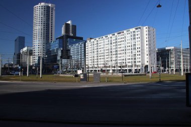 Ünlü dolambaçlı yol ve orta çeşme ile Holpflein adlı tramvay ile şehir merkezine Rotterdam Hollanda