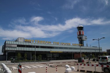Trafik kulesi ile Hollanda Rotterdam Lahey Havaalanı geliş ve kalkış için ana bina
