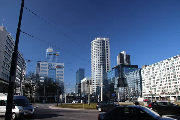 Ünlü dolambaçlı yol ve orta çeşme ile Holpflein adlı tramvay ile şehir merkezine Rotterdam Hollanda