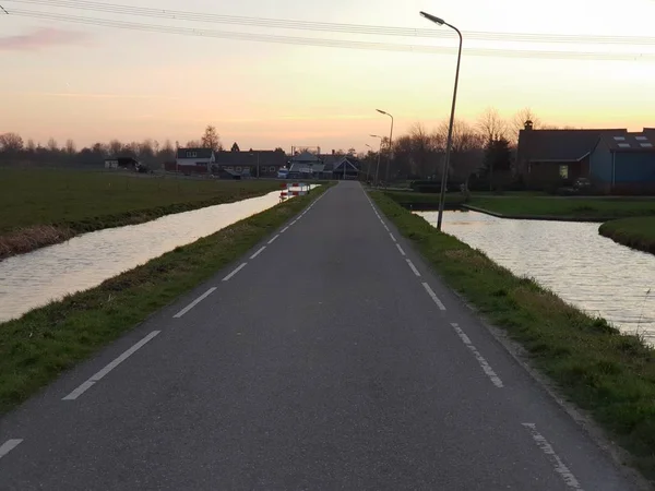 荷兰日落时 Nieuwerkerk Aan Ijssel 的地方道路名为 Bermweg — 图库照片
