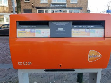 Postnl'e ait Hollanda sokaklarında posta kutusu, postanın toplandığı an ların dinamik işaretiyle