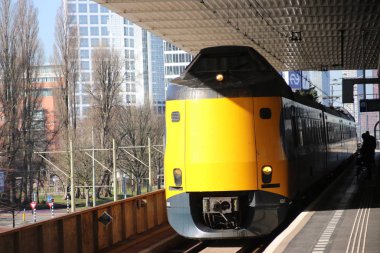 Şehir içi tren ICM Koploper boyunca tren istasyonu Voorburg Hollanda platformu