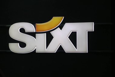 Hollanda'da istasyon merkezi yakın Lahey'de Babylon ofisinde Sixt araç kiralama İşareti