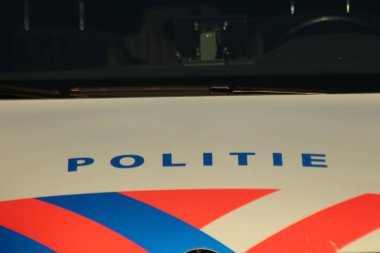 Hollanda polis arabası nieuwerkerk aan den Ijssel sokakta hollanda metin politie ile park edilmiş İngilizce polis anlamına gelir