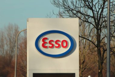 Hollanda'da Nieuwerkerk aan den ijssel Esso benzin istasyonu logosu