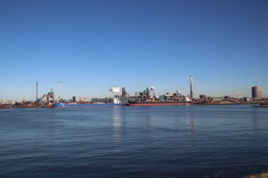 kömür ve demir cevheri deniz gemi Ijmuiden Hollanda Tata çelik fabrikası'nda, kaldırılır