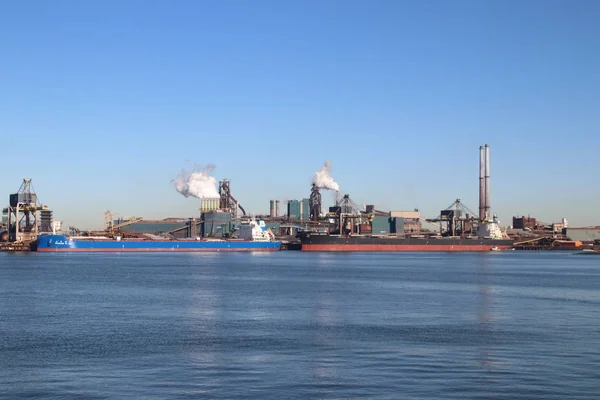 Steenkool Ijzer Erts Worden Gelost Zee Schepen Stalen Fabriek Van — Stockfoto