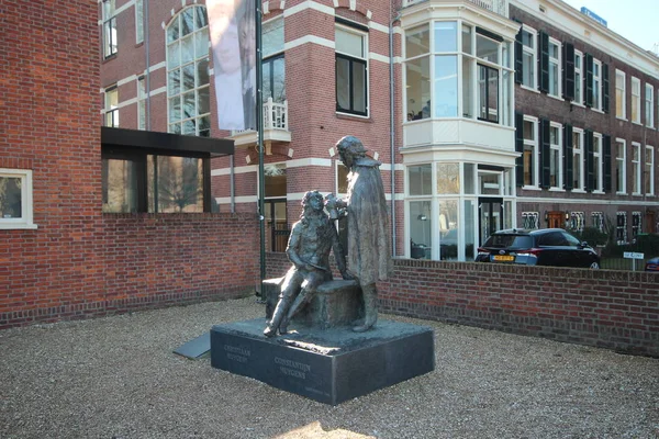 Standbeeld Een Straat Voorburg Nederland Gebroeders Christiaan Huygens Constatijn Huygens — Stockfoto