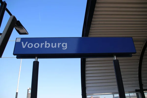 蓝色和白色名字标志沃尔堡在火车站的平台在荷兰 — 图库照片