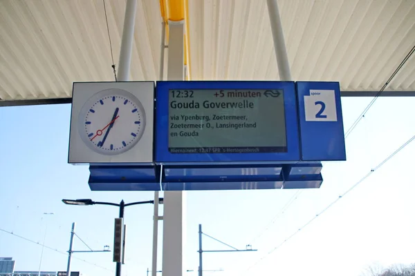 Señal Salida Plataforma Con Reloj Con Información Retraso Estación Tren —  Fotos de Stock