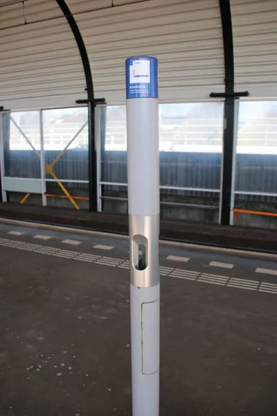 Mast Und Schild Der Raucherzone Auf Einem Bahnsteig Rauchen Meter — Stockfoto