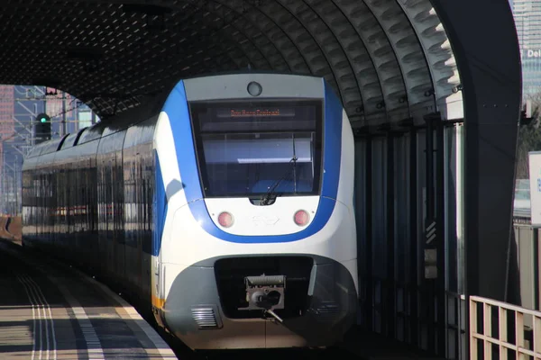 Viajante Metro Ligeiro Slt Treinar Longo Plataforma Iat Ferroviária Estação — Fotografia de Stock