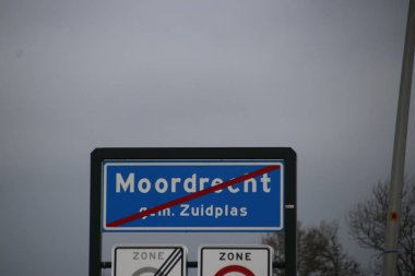 Bluie ve beyaz Moordrecht Nehterlands içinde kentsel alanda sonuna bu işaretlemek için kırmızı şerit ile kayıt