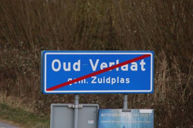 Mavi ve beyaz işareti kırmızı çizgi ile Oud Verlaat Hollanda kentsel alanda sonuna işaretlemek için