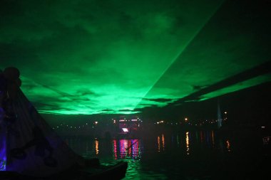 Lazer ışınları Nieuwerkerk aan den IJssel olay sırasında Hollanda Ringvaart (yüzük kanal) Zuidplaspolder su, çeşitli renklerde genel gösterisi sırasında Vlootschouw adlı