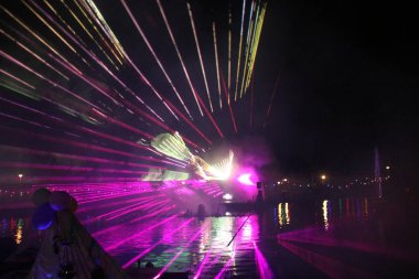 Lazer ışınları Nieuwerkerk aan den IJssel olay sırasında Hollanda Ringvaart (yüzük kanal) Zuidplaspolder su, çeşitli renklerde genel gösterisi sırasında Vlootschouw adlı