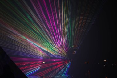 Lazer ışınları Nieuwerkerk aan den IJssel olay sırasında Hollanda Ringvaart (yüzük kanal) Zuidplaspolder su, çeşitli renklerde genel gösterisi sırasında Vlootschouw adlı