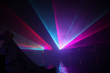 Lazer ışınları Nieuwerkerk aan den IJssel olay sırasında Hollanda Ringvaart (yüzük kanal) Zuidplaspolder su, çeşitli renklerde genel gösterisi sırasında Vlootschouw adlı