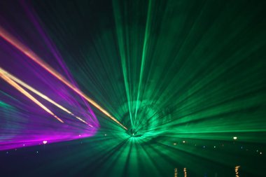 Lazer ışınları Nieuwerkerk aan den IJssel olay sırasında Hollanda Ringvaart (yüzük kanal) Zuidplaspolder su, çeşitli renklerde genel gösterisi sırasında Vlootschouw adlı