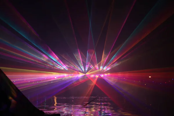 Lazer ışınları Nieuwerkerk aan den IJssel olay sırasında Hollanda Ringvaart (yüzük kanal) Zuidplaspolder su, çeşitli renklerde genel gösterisi sırasında Vlootschouw adlı